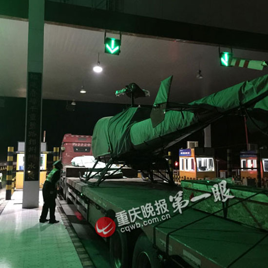 “任性”直升機“開”上高速 結果在收費站被卡住