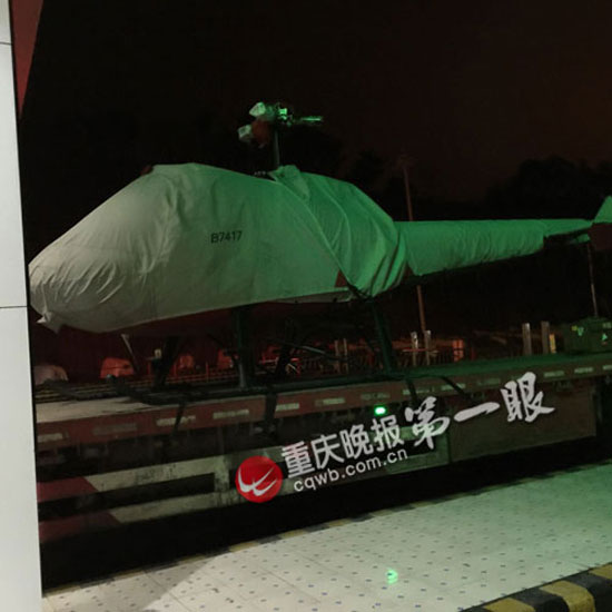 “任性”直升機“開”上高速 結果在收費站被卡住