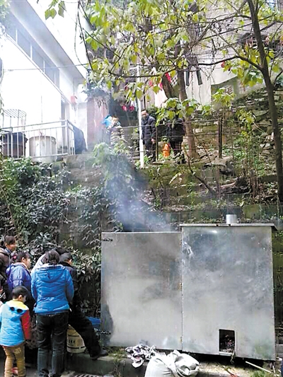 一次能熏300斤臘肉煙還少 來看看熏臘肉的神器!