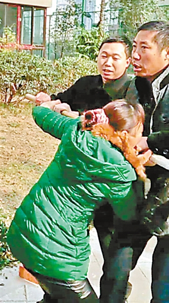 業主違建被勸阻情緒失控 咬物業兩口吐七次口水