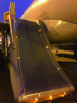 乘客又打開飛機應急滑梯 專家吁嚴懲“任性”的手