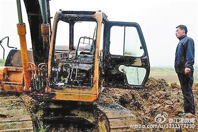 男子醉酒摔跤怪路太爛 一氣之下放火燒掉路邊挖掘機