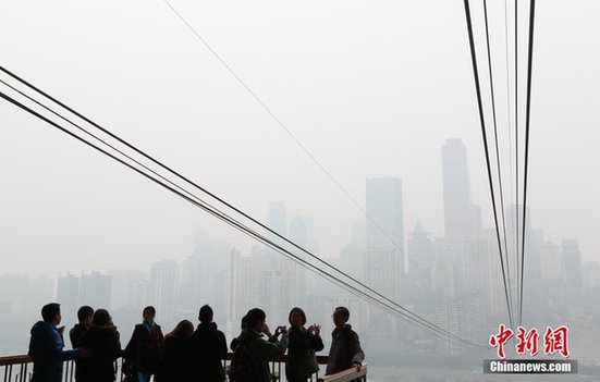 重慶遭遇霧霾天 遠(yuǎn)處城市被“深埋”