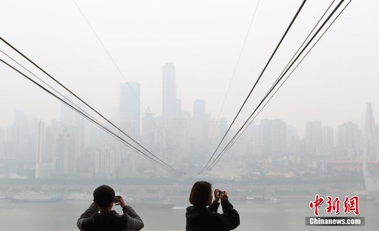 重慶遭遇霧霾天 遠處城市被“深埋”