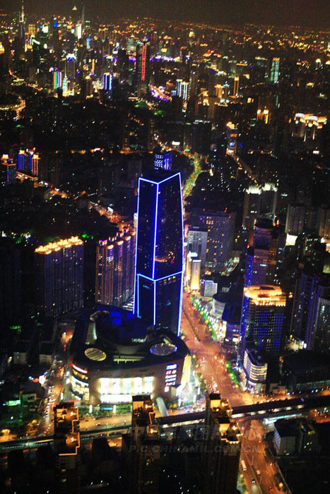 世博會開幕在即 空中體驗(yàn)夜上海