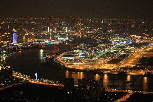 世博會(huì)開(kāi)幕在即 空中體驗(yàn)夜上海
