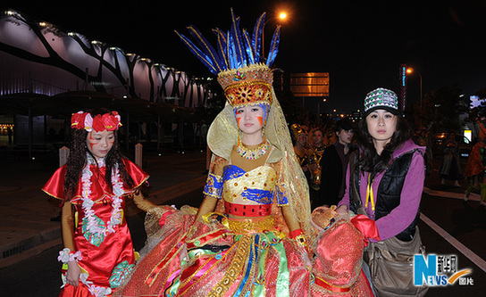 世博會(huì)巡游彩車(chē)進(jìn)行最后一次帶妝彩排