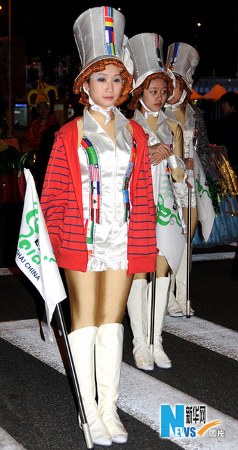 世博會巡游彩車進行最后一次帶妝彩排