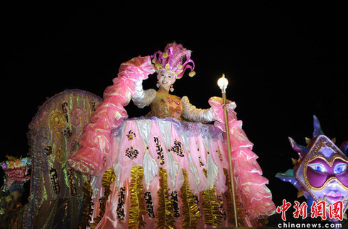 世博盛裝夜巡游 花車美女盡顯異域風(fēng)情
