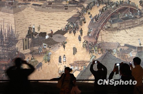 駱家輝訪世博 美華人部長(zhǎng)直奔中國(guó)館