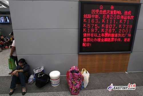 上海南站2萬游客因暴雨滯留 可全價退票