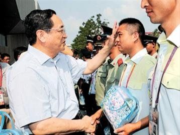 上海市委書記俞正聲為世博服務保障人員擦汗(圖)