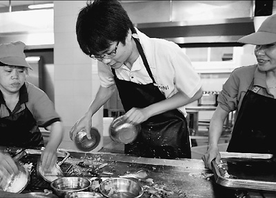 大學(xué)生在餐廳收碗視頻走紅 速度快被稱(chēng)無(wú)影手(圖)