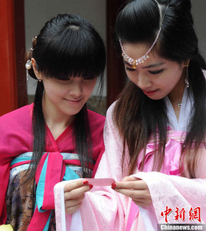 福建漢服愛好者依傳統禮儀舉行花朝節民俗活動