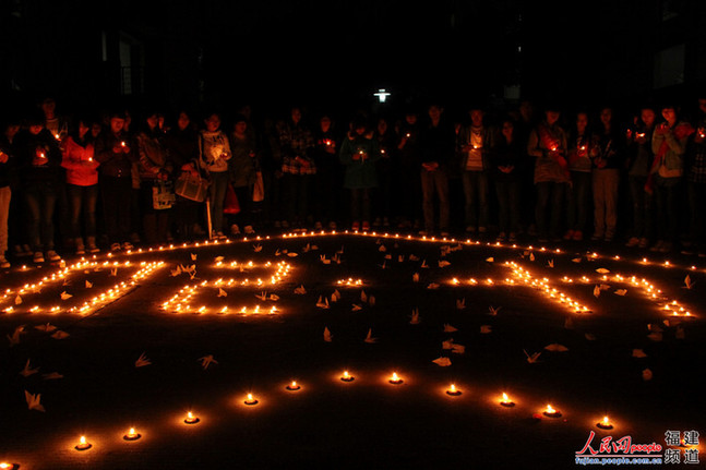 福州高校為雅安祈福：“四川雄起！雅安不哭！”