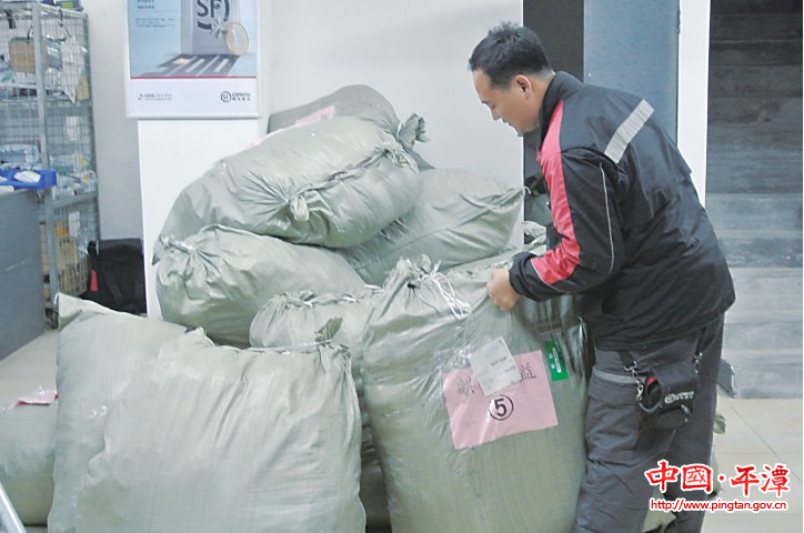 平潭情系雅安 市民通過各種渠道為災區捐物