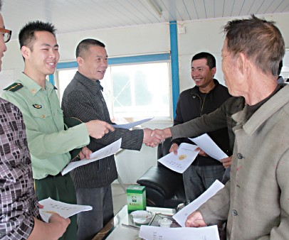 休漁期間 邊防民警當(dāng)起用工“紅娘”