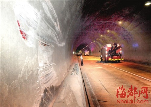 福州繞城高速上油罐車撞上隧道壁 過往司機棄車而逃