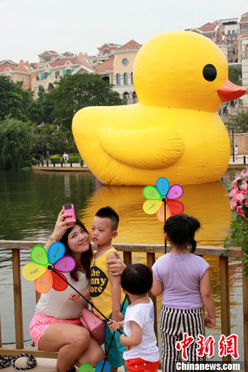 泉州鯉湖現15米高“大黃鴨” 市民紛紛拍照留戀