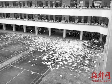 南平高考生集體撕書減壓 網友微博直播