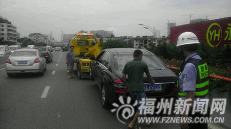 司機棄車買油 豪車拖車將堵路的豪車拖離