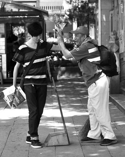 福州街頭“環保快閃”演繹“黑客帝國” 抵制亂扔廣告單