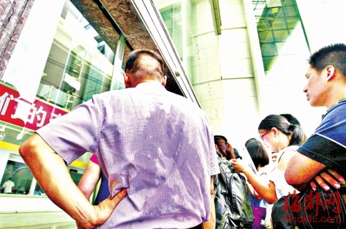 榕小學新生報名 家長為開