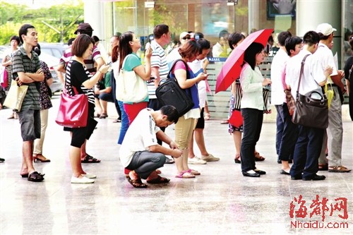榕小學新生報名 家長為開