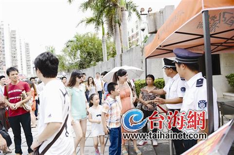 廈大迎新新生與其家屬準入 眾游客校門口“認親”