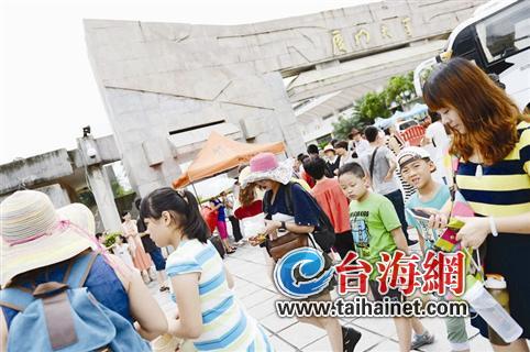 廈大迎新新生與其家屬準(zhǔn)入 眾游客校門口“認(rèn)親”