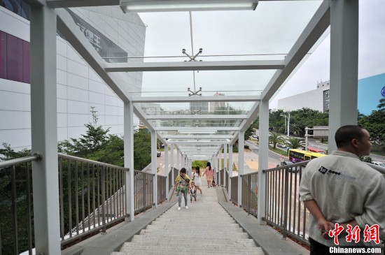 廈門首座帶空調(diào)人行天橋啟用 斥資1500萬元