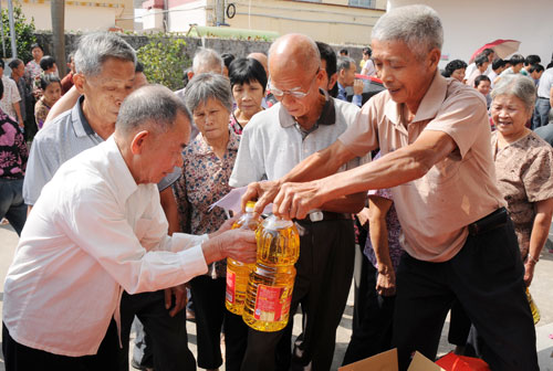 西洋村：為百名農村老人送祝福