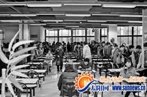 沙茶面、面線糊進清華掀美食旋風 清華學子排隊等候