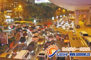 官方稱(chēng)廈門(mén)控制機(jī)動(dòng)車(chē)總量為時(shí)尚早 擁堵費(fèi)需再論證