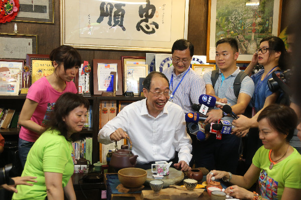 <BR>楊岳陪同尤權(quán)到臺北市文山區(qū)忠順社區(qū)進行基層居民交流