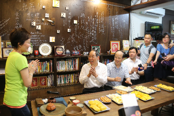 <BR>楊岳陪同尤權(quán)到臺北市文山區(qū)忠順社區(qū)進行基層居民交流