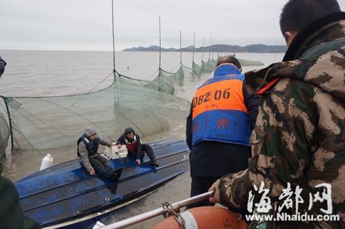 游艇被浪打翻4人落水 1人為救同伴游海2小時(shí)