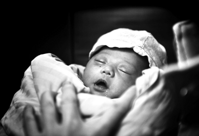 57歲產(chǎn)婦做試管嬰兒誕龍鳳胎續(xù) 懷孕期間多次昏厥