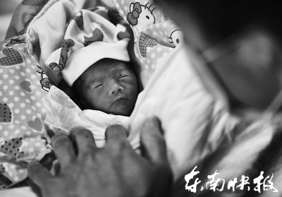 閩侯一32歲產(chǎn)婦懷孕26周 生下巴掌大試管雙胞胎