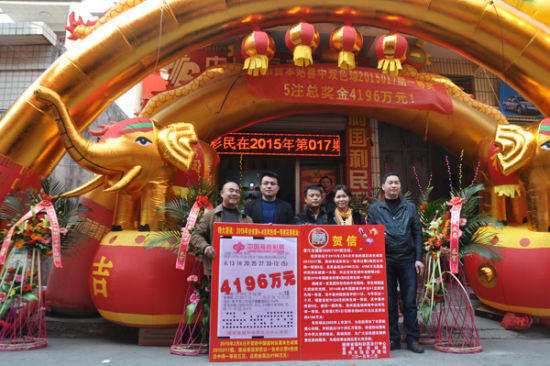 泉州4916萬彩票得主公廁換裝 打扮過頭被當(dāng)劫匪