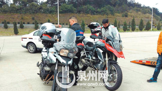 兩男子為看油菜花騎寶馬摩托狂飆 每輛價值30萬