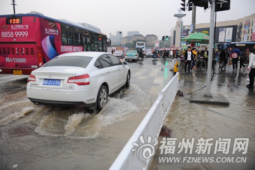 寶龍附近又爆管大水噴了數(shù)小時(shí) 施工方:水管老化