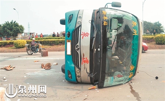 客車避閃前車側翻 4乘客受傷無大礙
