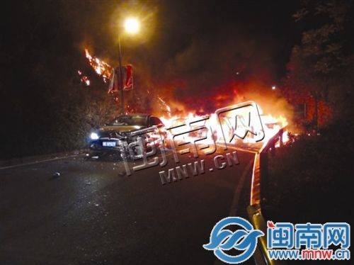 泉州清源山齊云路昨夜5車(chē)連撞起火 4車(chē)燒毀嚴(yán)重
