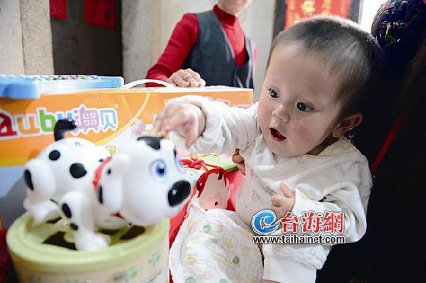 “奇跡寶寶”趙平安一周歲 后續可能還要做手術