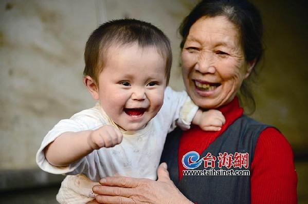 “奇跡寶寶”趙平安一周歲 后續可能還要做手術