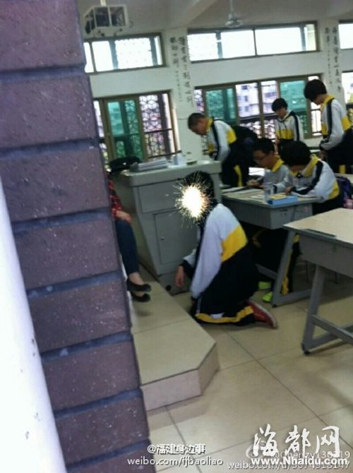 福州延安中學老師批評教育學生時 讓其蹲著！