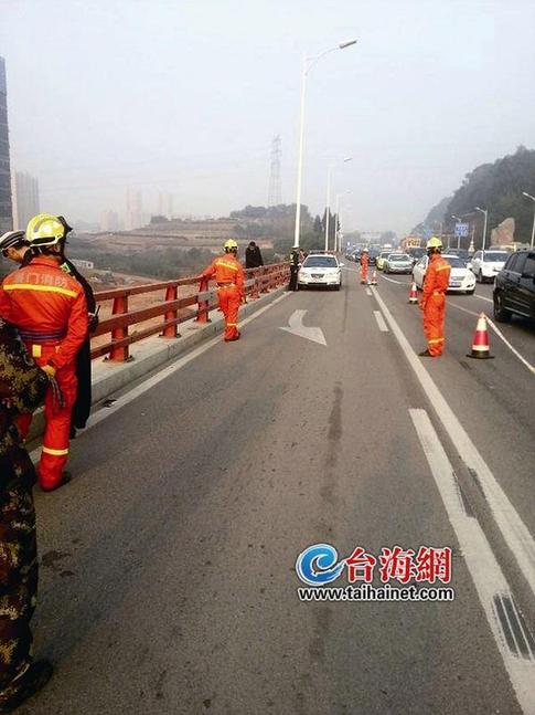 男子在海滄大橋輕生被救下 堵車(chē)導(dǎo)致上班族遲到