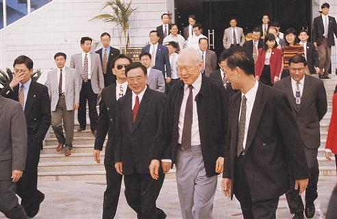 李光耀曾五度訪廈 曾登五老峰俯瞰廈大漫步鼓浪嶼