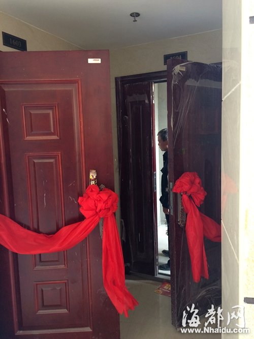 福州一樓盤(pán)新房滲水、露鋼筋、門(mén)碰門(mén) 近百位業(yè)主討說(shuō)法